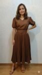 Vestido Midi Plissado Marrom com Cinto S.G. Tam G